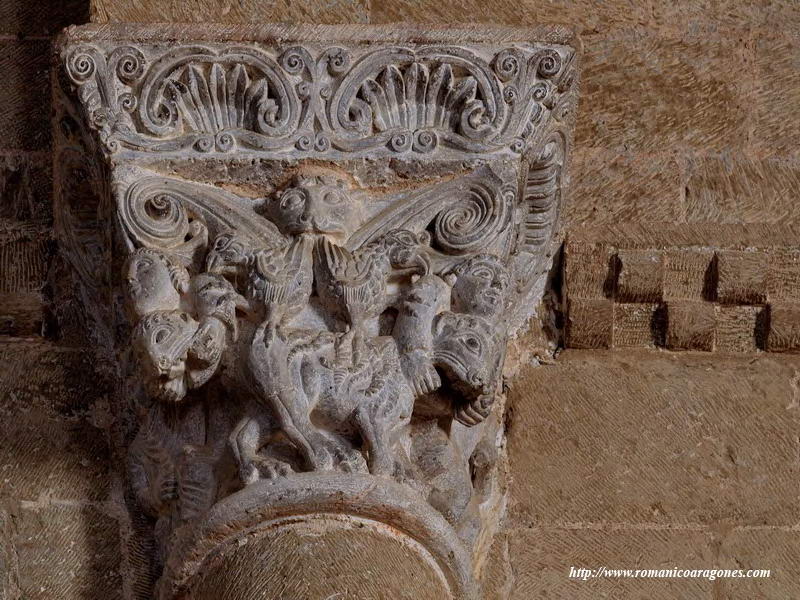 IGLESIA DE SAN PEDRO: CAPITEL CON PERSONAJE DESQUIJARANDO LEON